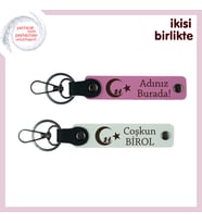 Kuzene Şık Hatıra – Çocuk Ve Ayyıldız Temalı Kişiselleştirilebilir Anahtarlık, Pembe-Beyaz