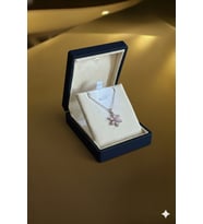 (PREMİUM IŞIKLI KUTULU) 925 Ayar Gümüş Pembe Taşlı Lotus Çiçeği Kadın Kolye (Rodyum)