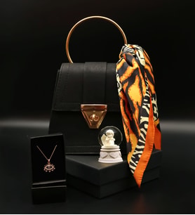 Anneler Gününe Özel Halkalı Siyah Kadın Omuz Çantası& Leopar Desenli Fular& Gold Nazar Boncuklu Göz Kolye&Mini Kar Küresi Hediye Seti