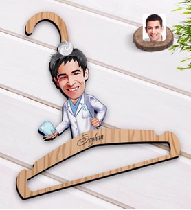 BK Gift Kişiye Özel Erkek Diş Hekimi Karikatürlü Standart Boy Ahşap Elbise Askısı-3