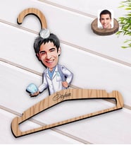 BK Gift Kişiye Özel Erkek Diş Hekimi Karikatürlü Standart Boy Ahşap Elbise Askısı-3