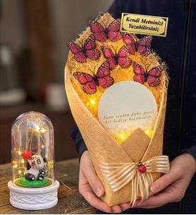 Size Özel Led Işıklı Aynalı Pembe Kelebek Buketi ve Led Işıklı Biblolu Fanus (Model 7)