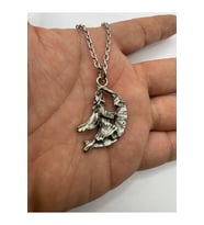 Gotik Cadı Figürlü Kolye – Gümüş Renk Zamak Metal Unisex Takı