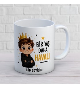 Kişiye Özel Bir Yaş Daha Havalı Baskılı Kupa – Erkek Çocuk ve Genç İçin İsimli Doğum Günü Hediyesi