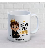 Kişiye Özel Bir Yaş Daha Havalı Baskılı Kupa – Erkek Çocuk ve Genç İçin İsimli Doğum Günü Hediyesi