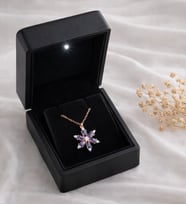 Işıklı Kutuda 925 Ayar Gümüş Lotus Çiçeği Kadın Kolye ( Farklı Renk ve Taş Seçenekli) (Mor)