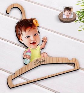 BK Gift Kişiye Özel Bebek Karikatürlü Standart Boy Ahşap Elbise Askısı-1