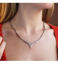 V Model Taşlı Gerdanlık