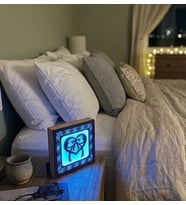 Dekoratif LED Işıklı Gece Lambası – Kalpli Tasarım (Kristal Mavi)