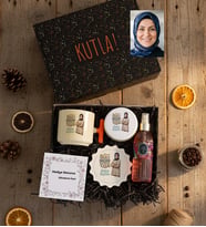 Kişiye Özel Karikatürlü Best Mom Ever Anneye Hediye Hediye Kutusu - Kişiye Özel T Kupa, Kolonya, Bardak Altlığı, Mum Anneler Günü Hediyesi