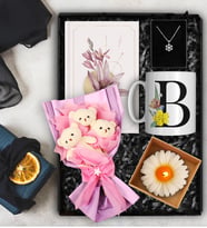 Peluş Üçlü Ayıcık Buketi & Kişiye Özel Harf Kupa & Özel Tasarım Defter & Kar Tanesi Kolye & Mum Hediye Seti