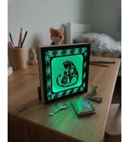 Dekoratif Kedi Temalı Ahşap Gece Lambası – LED Aydınlatmalı