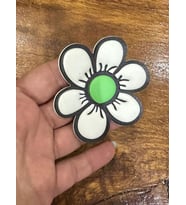 SUNİ DERİ ÇİÇEK ARMA DİKİŞ APLİKE  5X5 CM (Beyaz)
