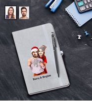 Kişiye Özel Yılbaşı Sevgili Karikatürlü Gri Defter Kalem Hediye Seti Model-8