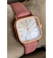 Özel Saat Kutusulu Sınırlı Sayıda Kare Kadran Pembe Rose Gold Renk Deri Kordon Kadın Saati Şık Tasarım Gündelik Modern Tasarımıyla Anneye Kardese Dogum Günü İçin Özel Günlerde Hediye Edilebilir Not Kartı Eklenebilir Şık Göz Alıcı Tasarım