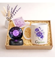 Kişiye Özel Işıklı Cam Küre Mor Çiçek Kupa Bardak & Lotus Mum Hediye Kutulu Set