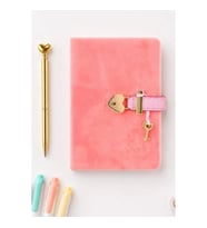 VICTORIA'S JOURNALS 126-2753 HUSH HUSH KİLİTLİ KUTULU VE KALEMLİ 100gr.192YP.ÇİZGİLİ DEFTER - PEMBE