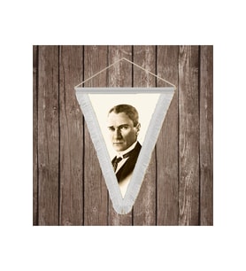 Kravatlı Takım Elbiseli Gazi Mustafa Kemal Atatürk Beyaz Saçaklı Üçgen Flama Bayrak Hatıra Flama ATA31
