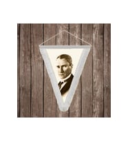 Kravatlı Takım Elbiseli Gazi Mustafa Kemal Atatürk Beyaz Saçaklı Üçgen Flama Bayrak Hatıra Flama ATA31