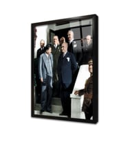 Atatürk Merdivenlerde Sohbet Ederken Çerçeveli Cam Tablo