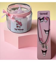 My Melody Hediye Seti – 1 Adet Çilek Kokulu My Melody Mum + 1 Çift My Melody Kolye (Şeker Pembesi)