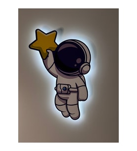 Ahşap Yıldız Tutan Astronot Çocuk Odası Gece Lambası 27x37 cm