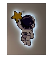 Ahşap Yıldız Tutan Astronot Çocuk Odası Gece Lambası 27x37 cm (Krem)