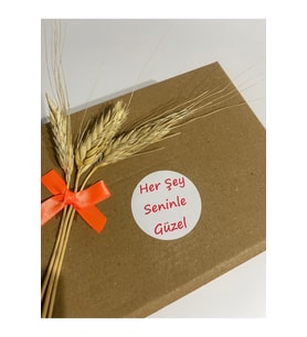 Herşey Seninle Güzel Kırmızı Yazılı Yuvarlak Yapışkanlı Etiket 5x5 cm 100 adet