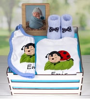 eJOYA Ahşap Sandıkta Kişiye Özel Zıbın Önlük Fotoğraf Çerçevesi Ve Patik Bebek Hediye Seti 109399 (Model 1)