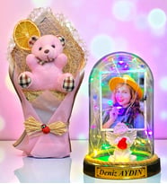 Sizlere Özel İsimli Fotoğraflı Renkli Led Işıklı Fanus ve Pembe Peluş Ayıcık Buketi (Model 4)