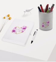 BK Gift Kişiye Özel Çiçek Tasarımlı Beyaz Defter Kalem ve Kalemlik Hediye Seti - Model 3