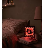 Dekoratif Ahşap LED Gece Lambası - İnce İşçilikli Kadın Silüeti ve Orman Temalı - 14x14 cm (Kırmızı)