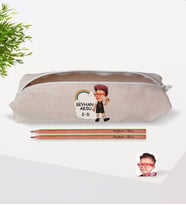 Çocuklara Özel İsimli Sınıflı Erkek Öğrenci Karikatürlü Keten Okul Kalemliği ve Ahşap Kurşun Kalem Hediye Seti-2
