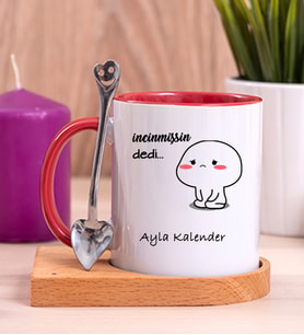 Kişiye Özel İncinmişsin Dedi Tasarım Esprili Ahşap Altlıklı Kırmızı Kupa