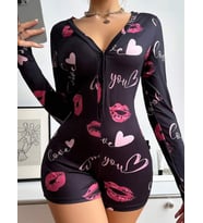 PamukluKırmızı Öpücük ve Kalp Desenli Düğmeli Uzun Kol Tulum Pijama (Siyah)