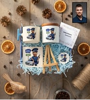 Kişiye Özel Kişiye Özel Karikatürlü Erkek Polis Hediye Kutusu - Kişiye Özel T Kupa, Seramik Kalemlik, Dekoratif Taş İsimlik, Güneş Anahtarlık Polisler Günü Hediyesi
