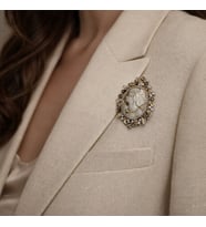 Vintage Kadın Portre Figürlü Metal Broş – Taş Detaylı Gold Çerçeve Tasarım