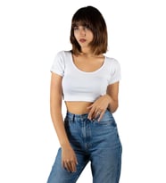 Kadın Beyaz Havuz Yaka Fitted/vücuda Oturan Kısa Kol Crop Tişört 23K-TRP-CRP04