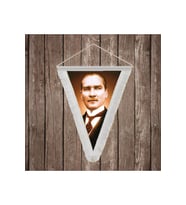 Sivil Takım Elbiseli Mustafa Kemal Atatürk Beyaz Saçaklı Üçgen Flama Bayrak Hatıra Flama ATA22