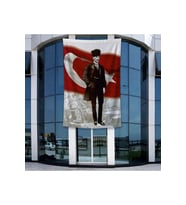 TakımElbiseli Mustafa Kemal Atatürk Türk Bayrağı Önünde Poster Bayrak Raşel Kumal 4x6 metre ATA1