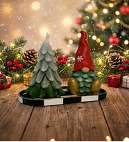 El Yapımı Dama Desen Dekoratif Tabanlık Üzerinde-Yeni Yıl Çam Ağacı Mum-Dekoratif Yılbaşı Cücesi- Yılbaşı Hediyelik Dekoratif 3'lü Set (Kırmızı-Yeşil)