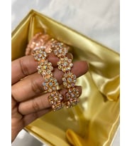 Rose Gold Hint Çiçek Desenli Kasa Bilezik Seti – 2'li Set