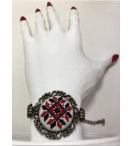 Kanaviçe İşleme Bileklik (Koyu Gri - Siyah - Kırmızı)