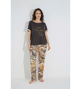 Desenli Kısa Kollu "Less Mondey More Coffee" Pijama Takımı