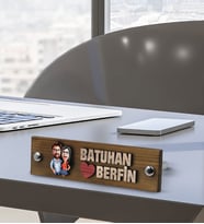 BK Gift Kişiye Özel El Yapımı 3D Kabartma İsimli Metal Ayaklı Doğal Ahşap Masa İsimliği, Yeni İş Hediyesi, Ofis Dekoru-4