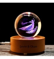 Kişiye Özel Işıklı Ahşap Kaideli Elsa Temalı Cam Küre 8cm*6cm