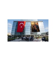 Askeri Üniformalı Atatürk Portresi Bayrak ve Türk Bayrağı Premium Raşel Kumaş 2'li Set 10x15 metre ATA75