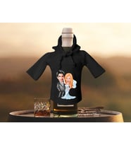 BK Gift Kişiye Özel Sevgililer Karikatürlü Mini Siyah İçki Şişesi Tişörtü , Ev Bar Dekoru, Viski, Şarap, Votka, Rakı Şişesi Tişörtü, Ev Barı-5