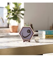 Derin Anlam Taşıyan Vav Motifli Modern Masaüstü Süsü Ofis Köşelerinizi Tamamlayan Zarif ve Şık Bir Tasarım Obje 10x10 cm