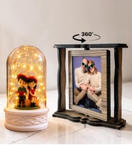 Kişiye Özel 2 Fotoğraflı Dönen Ahşap Çerçeve ve LED Işıklı Oturan Sevgililer Temalı Fanus Hediye Seti